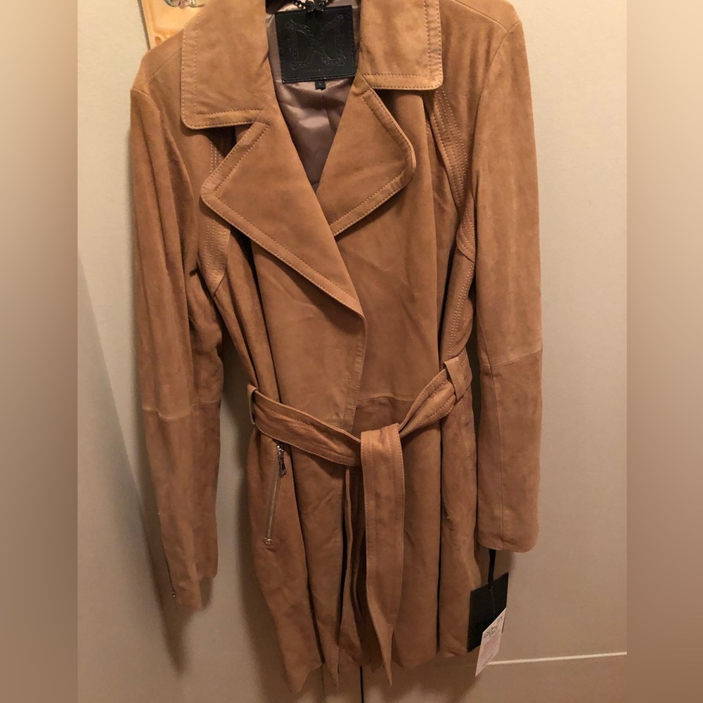Beautiful NWT Dawn Levy camel suede trench coat w/tie waist & zipper details